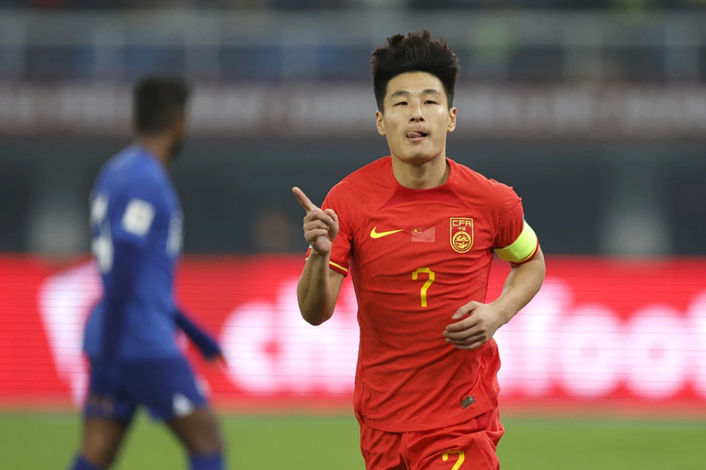 二哥拿藤条跪着向大哥请罪视频