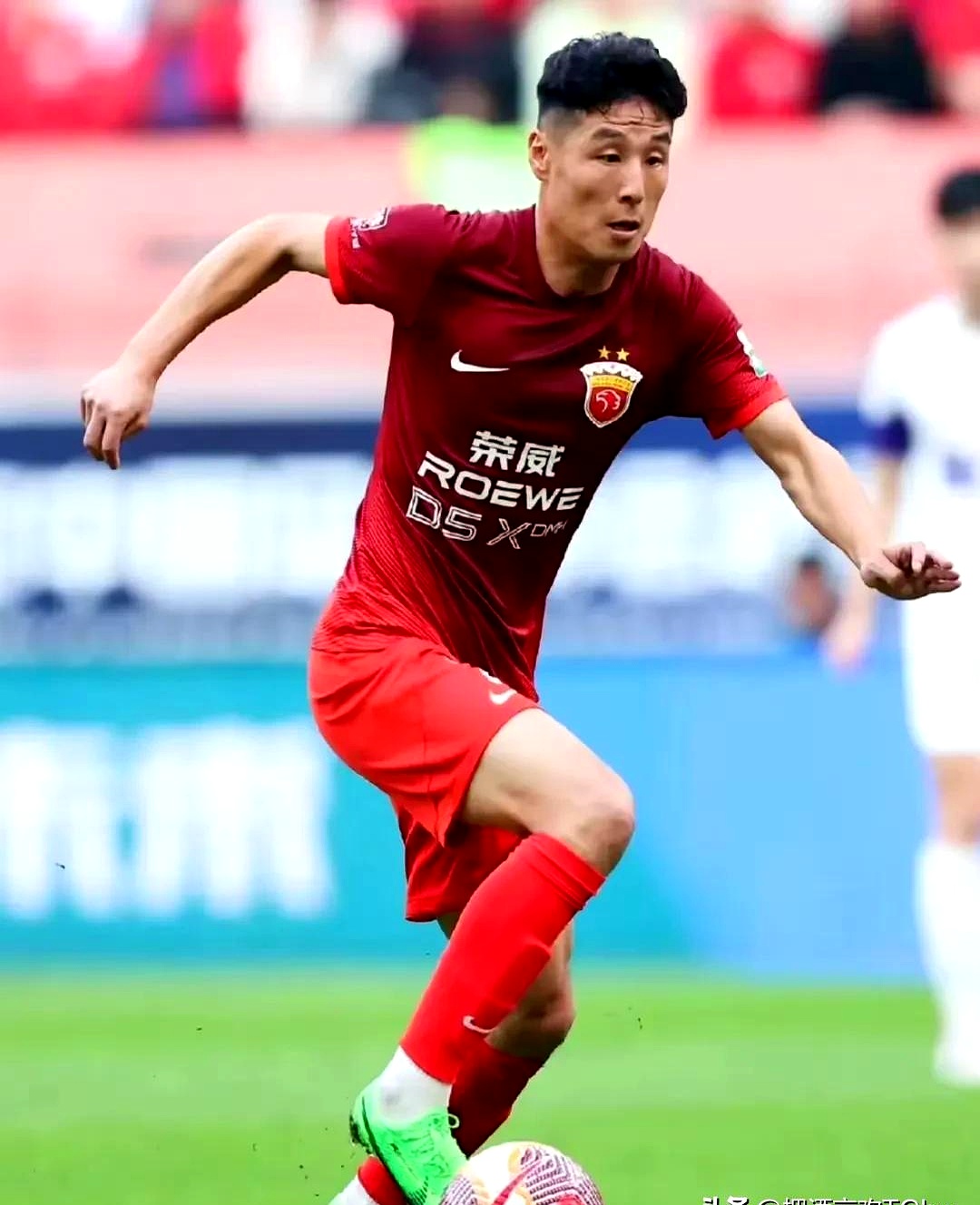 二哥拿藤条跪着向大哥请罪视频